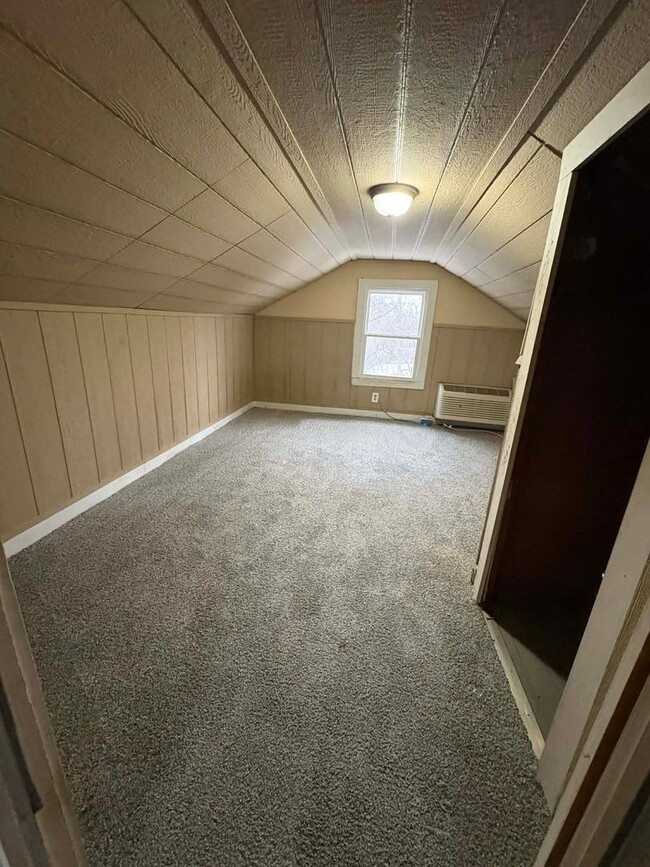 Building Photo - Modern & Move-In Ready with Basement