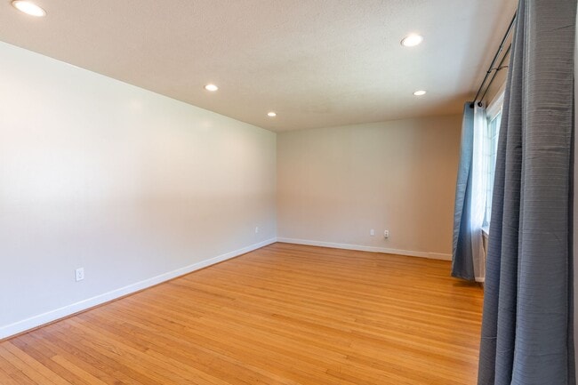 Building Photo - Welcome to this charming 3-bedroom, 2 full...