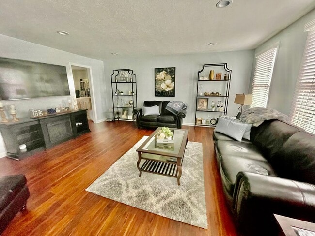 Building Photo - Modern Elegance: Newly Remodeled Home with 2-Car Garage in Wexford, PA