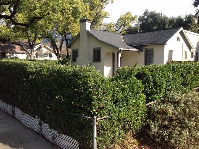 Building Photo - 1726 N Los Robles Ave