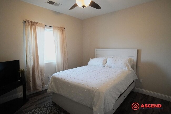 Building Photo - Fully Furnished Home In East Bakersfield!