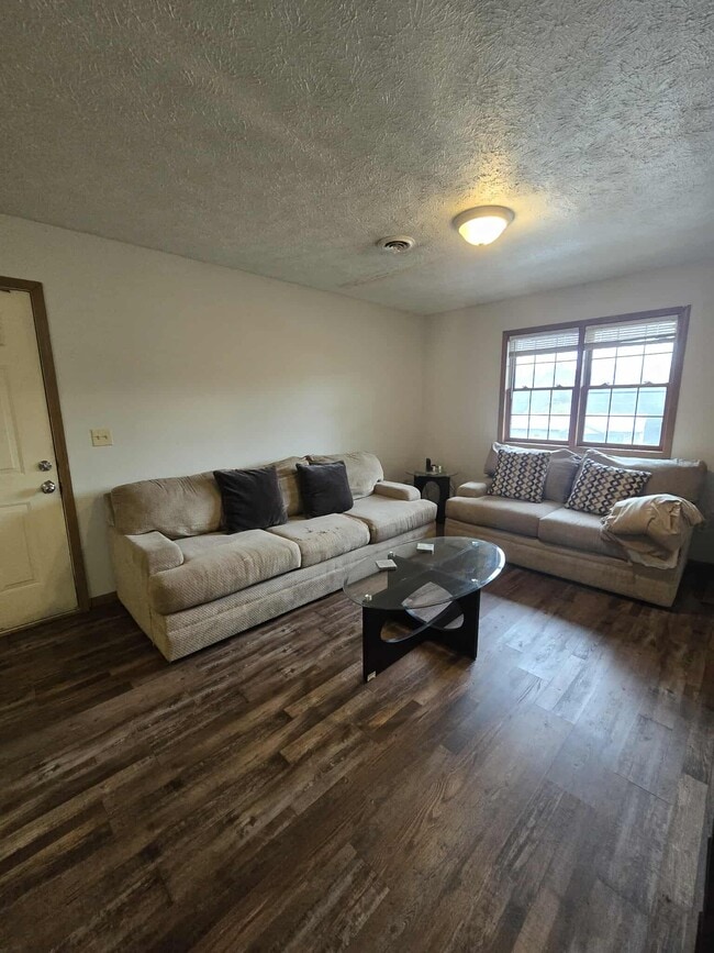 Building Photo - 115 Holly Dr