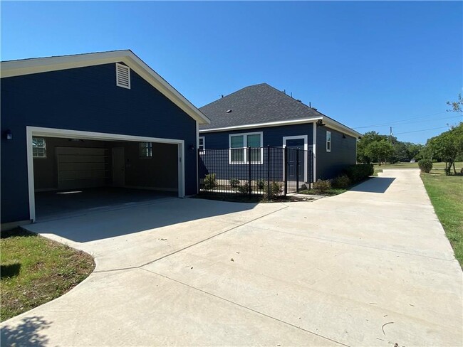 Building Photo - 606 W 1st St