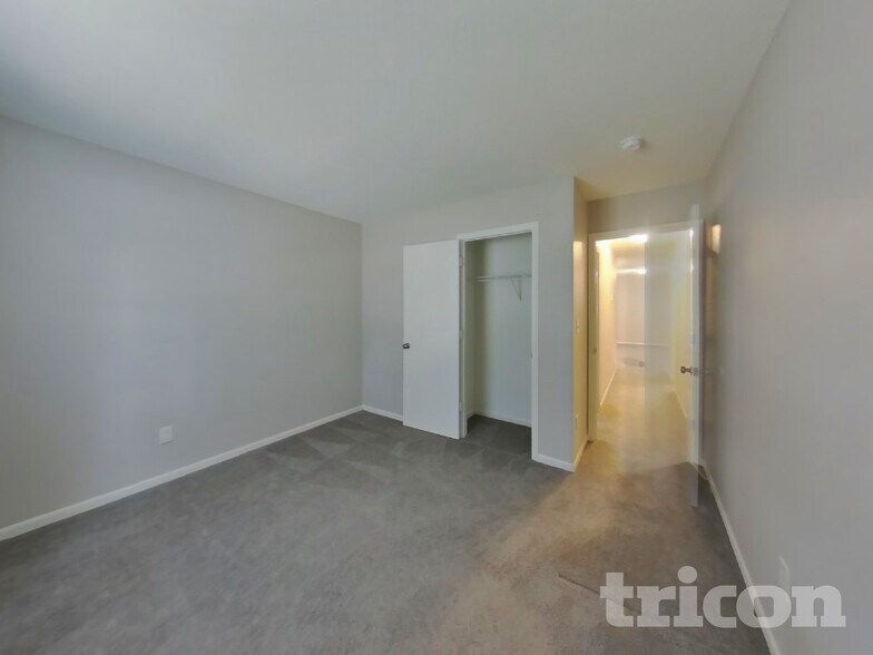 Building Photo - 1679 Long Lake Dr