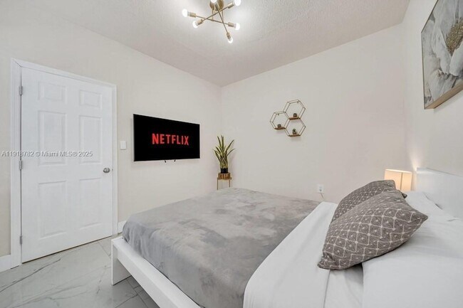 Building Photo - 305 NW 124th St