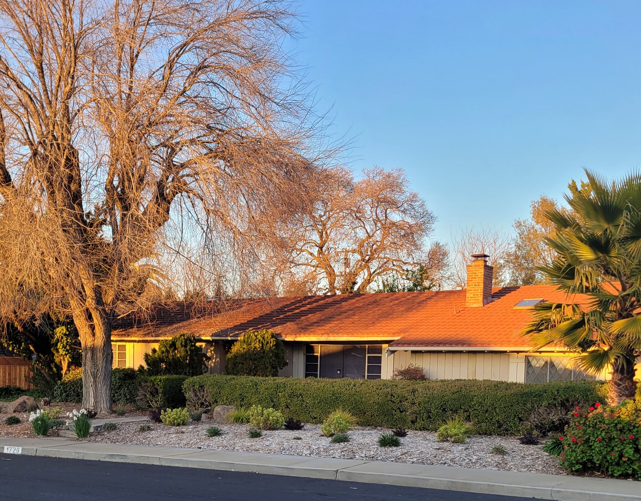 Building Photo - 1726 Crescent Dr