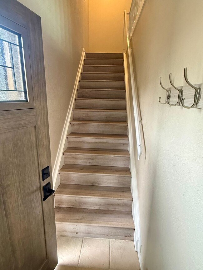 Building Photo - Charming 2BR Townhome w/ Attached Garage in Prime Lakewood Location!