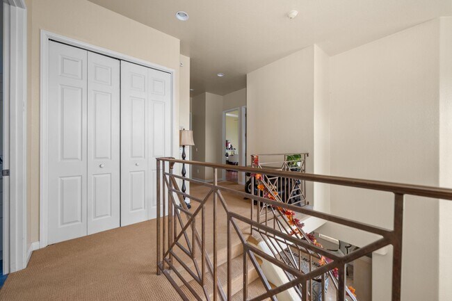 Building Photo - Expansive estate style home - 5 minute drive to SDSU!