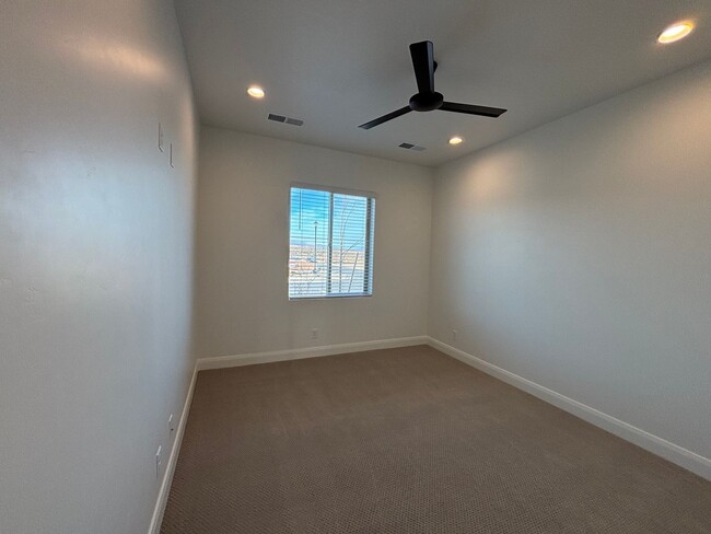 Building Photo - BRAND NEW HOME BY SAND HOLLOW FOR RENT!