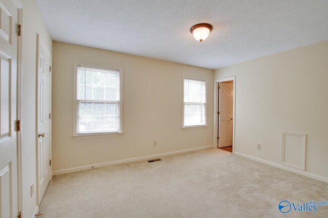 Building Photo - 1008 Heatherwood Dr SE