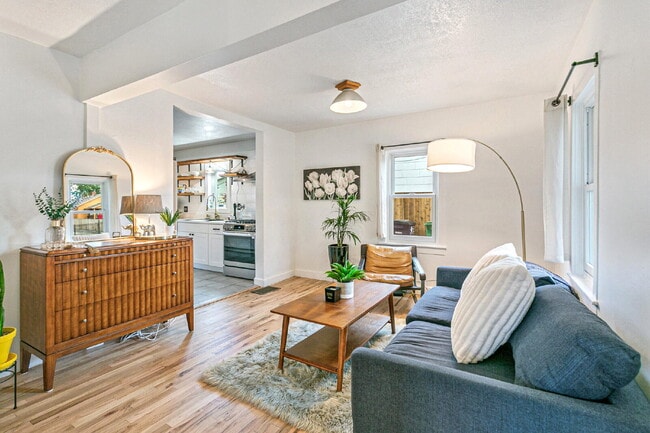 Building Photo - $2,595, 3-bed, 2-bath, located in Denver w...