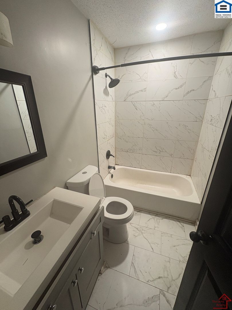 Building Photo - 425 Revels Dr