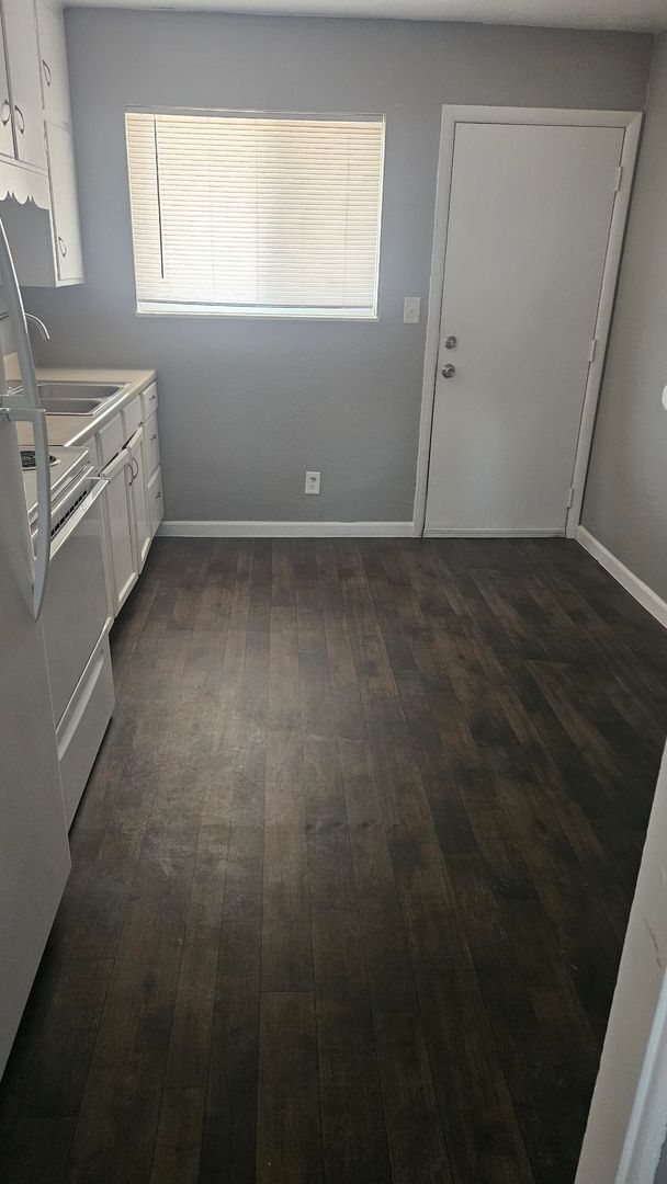 Building Photo - 2 bedroom- HUGE PATIO
