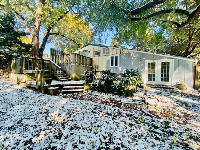 Building Photo - {11821} Desirable Shawnee Village Location + Hardwood Floors + Fenced Yard