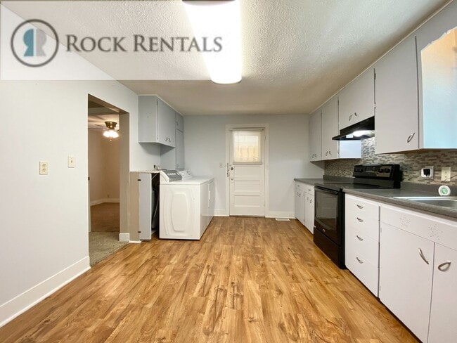 Building Photo - Updated 3 Bed 1 Bath with Small Fenced Backyard