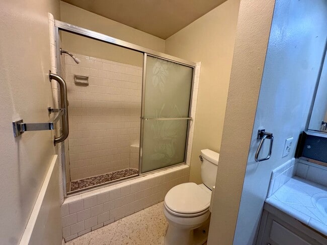 Building Photo - Well-maintained Northeast Gem!