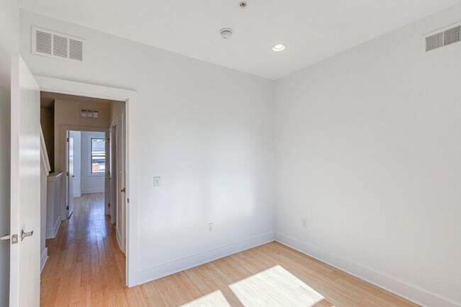 Building Photo - 621 S Clarion St