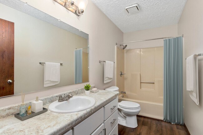 Building Photo - 3 Bedroom 2 Bath Townhome in Appleton