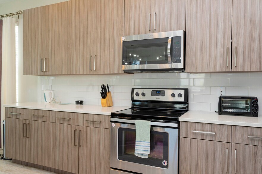 Building Photo - 7650 Fairfax Dr