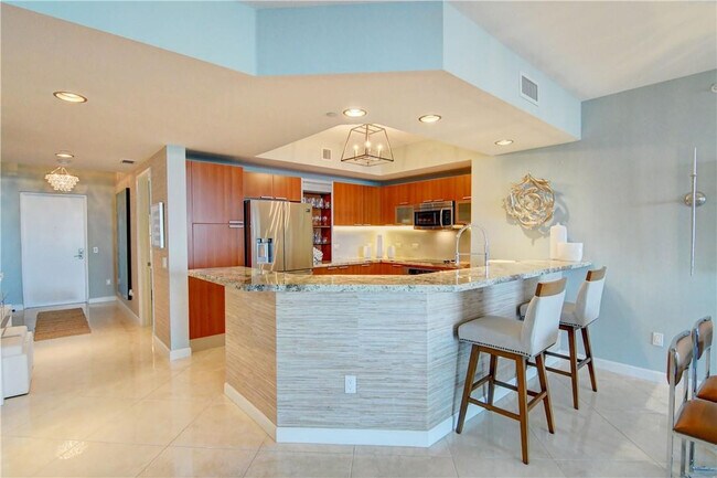 Building Photo - 2640 Lake Shore Dr