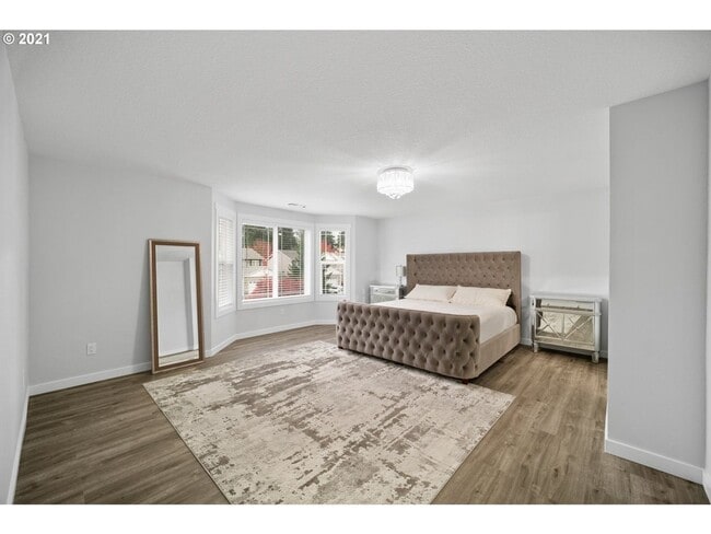 Building Photo - 4 Bedroom 2.5 Bath Home Recently Updated with Modern Finishes