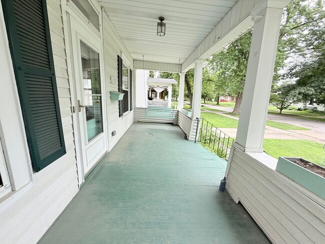 Building Photo - Spacious 3-Bedroom Home with Modern Comfor...