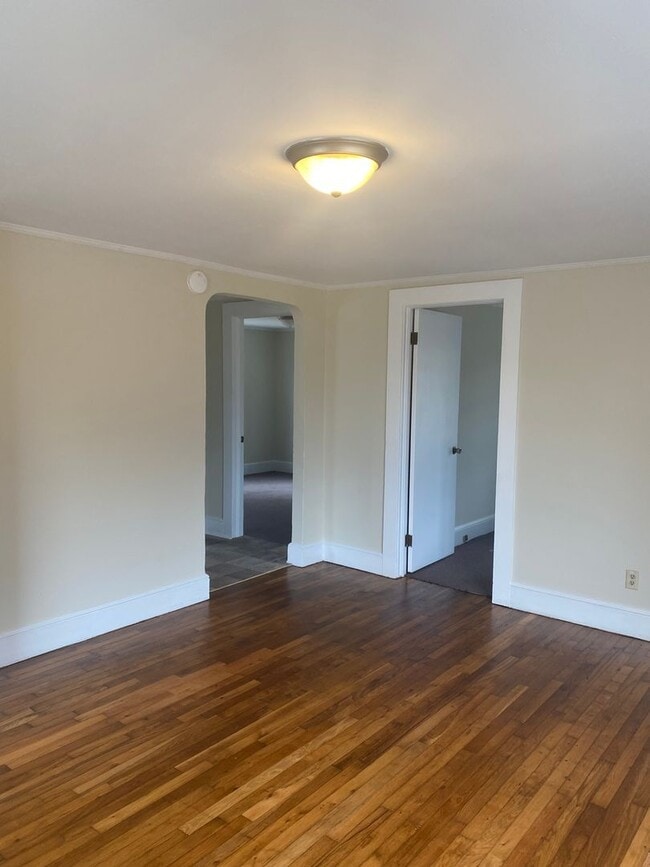 Building Photo - Cute and Cozy Rental