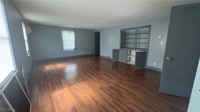 Building Photo - 56 Willow Dr