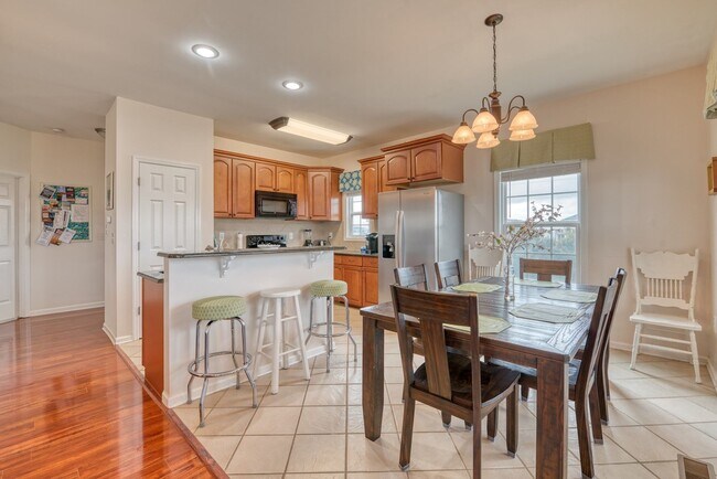 Building Photo - DOG FRIENDLY FURNISHED OFF-SEASON RENTAL A...