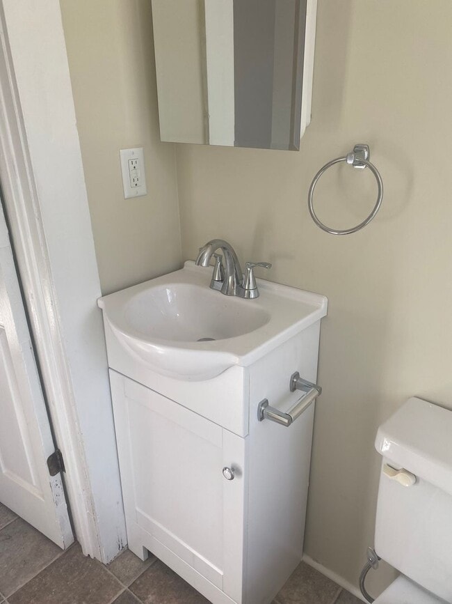 Building Photo - Cute and Cozy Rental