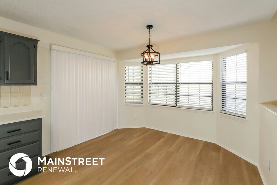 Building Photo - 404 SE Bristol Dr