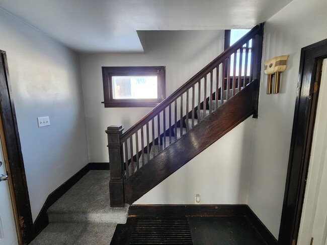 Building Photo - 3 Bedroom Home with 2 Car Detached Garage in East Moline