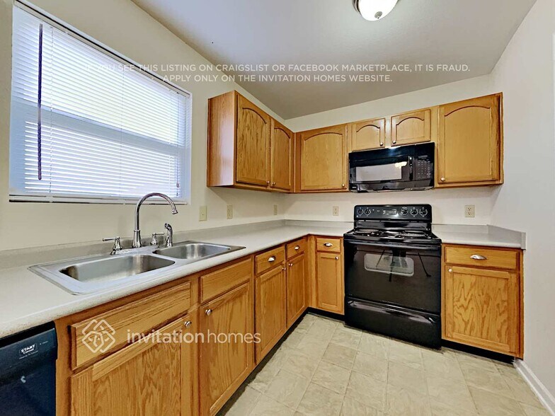 Building Photo - 827 Littleton Dr