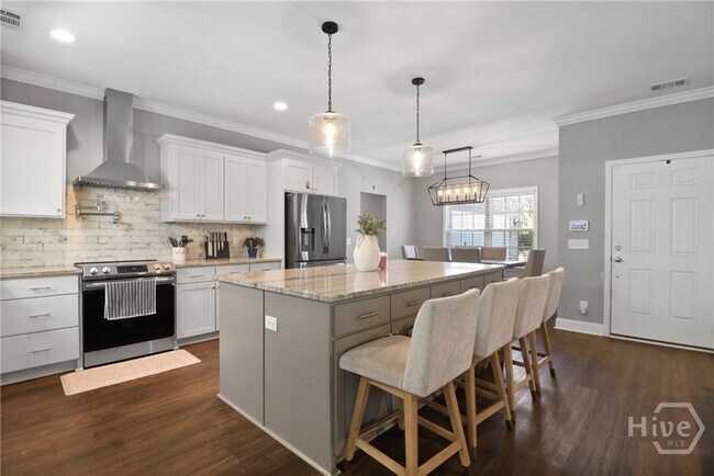 Building Photo - Perfect blend of luxury and comfort