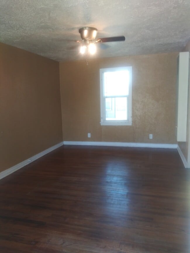 Building Photo - Cute and affordable 2/1 Large master WATER PAID BY OWNER