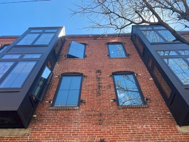 Building Photo - 139 Border St