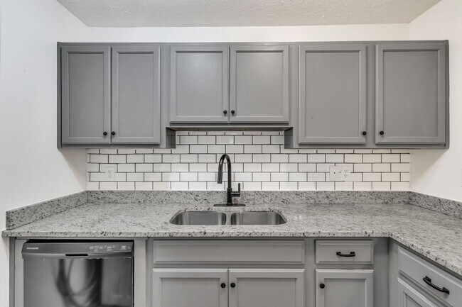Building Photo - AVAILABLE JULY 10TH. 2 Bed 1 bath FOR LEASE in South Inglewood (East Nashville). $1750 Rent. Pets...