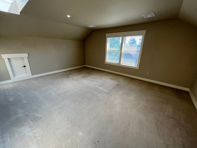 Building Photo - Landscape Maintenance Included! Spacious 3 Bed/2.5 Bath Home in SW Bend - Elder Ridge Street