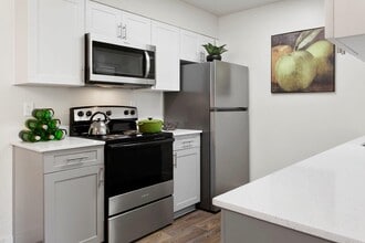 Building Photo - Palm Crest at Station 40