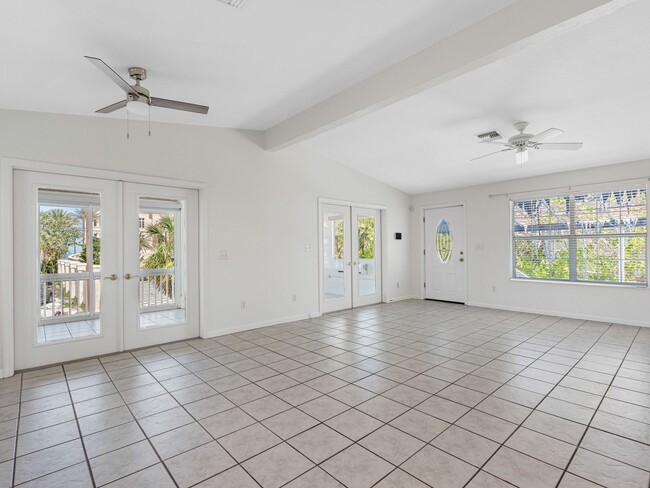 Building Photo - $500 OFF FIRST MONTHS RENT!
