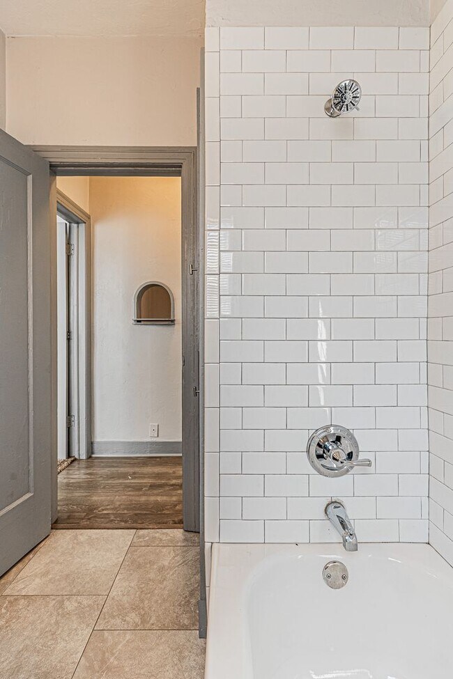 Building Photo - 2 Bed 1 Bath Duplex in NE OKC