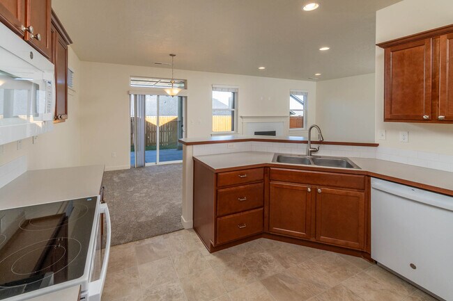 Building Photo - 3667 SW Pumice Stone Ave