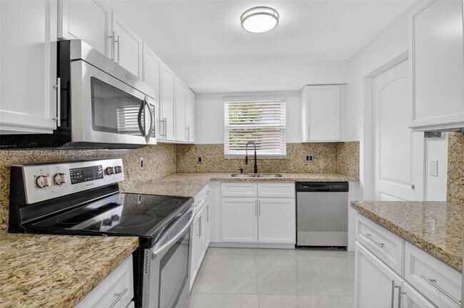 Building Photo - 5276 Pine Tree Dr