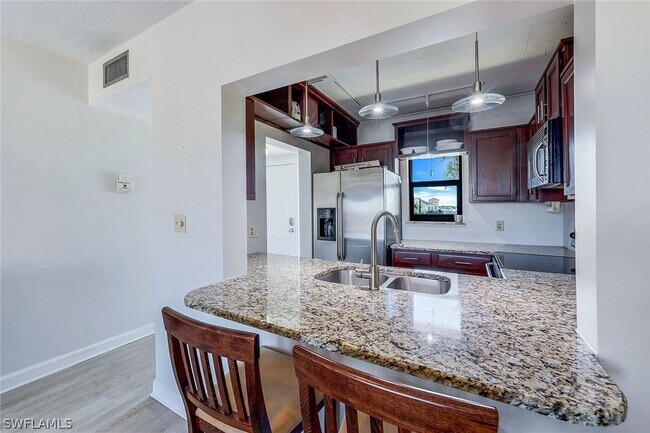 Building Photo - 803 River Point Dr