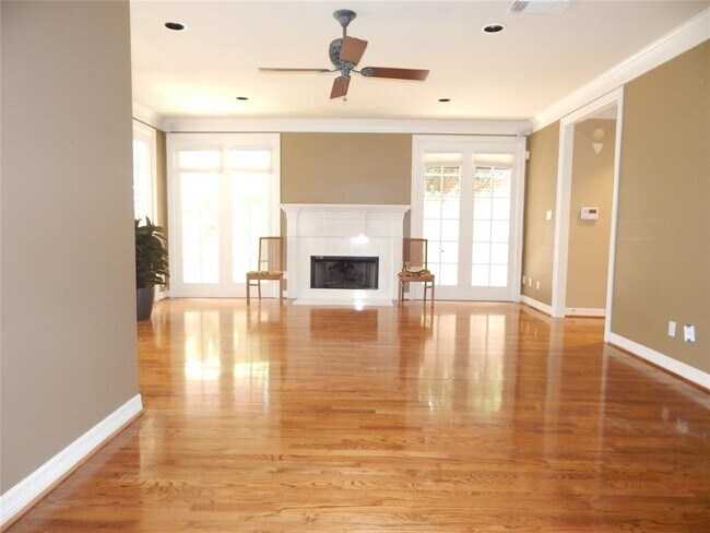 Building Photo - 5583 Beverly Hill St