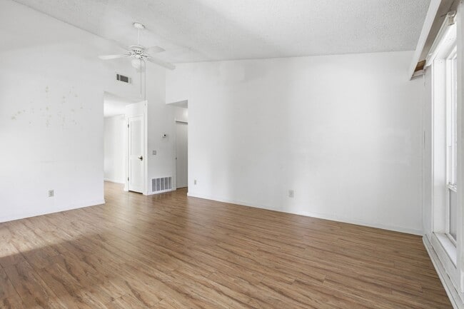 Building Photo - 7113 Mountainside Dr