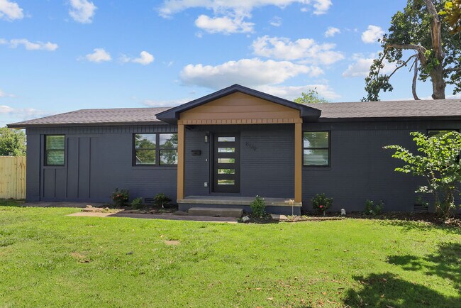 Building Photo - 809 Carson Dr