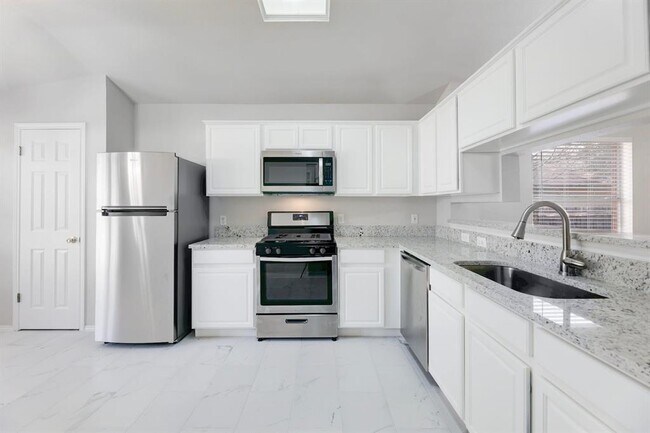 Building Photo - 9505 Woodvale Dr
