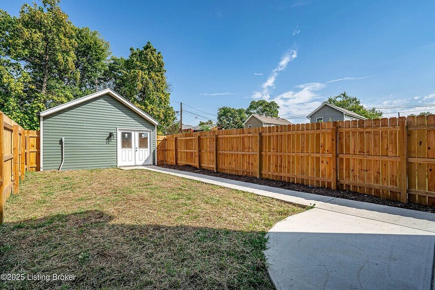 Building Photo - 935 E Madison St