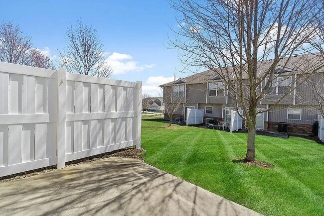 Building Photo - COMING SOON: Spacious 2-Bedroom Townhome w...